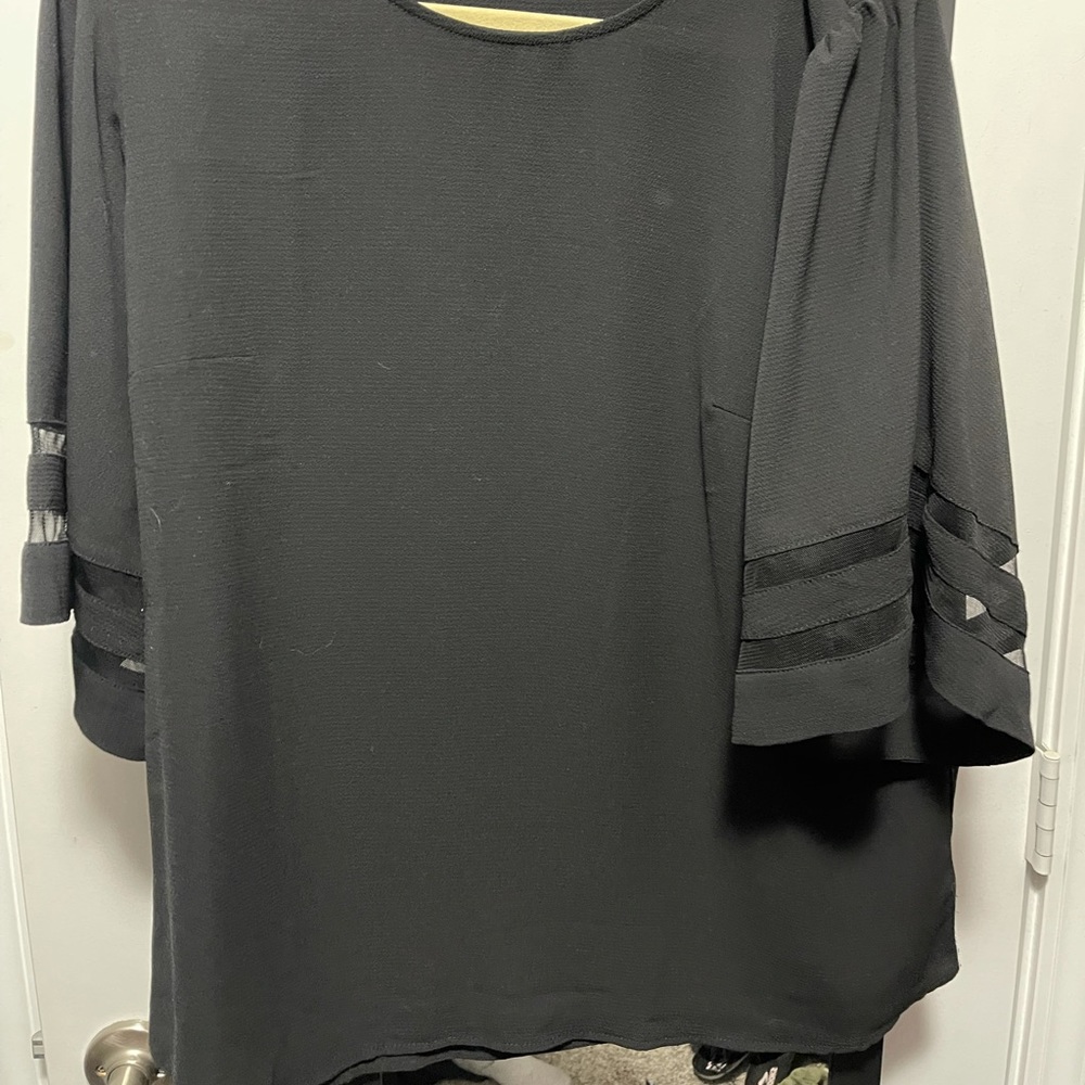 COPY - Women’s flowy sleeve top